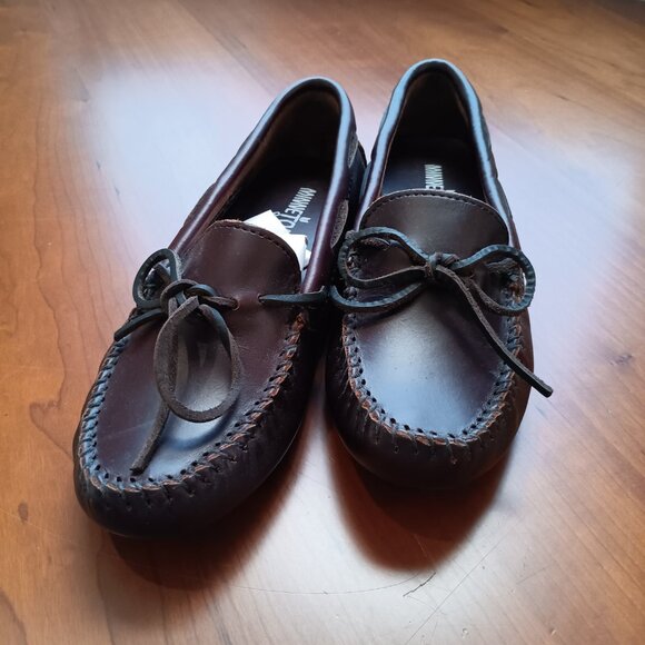 Minnetonka Women's Classic Driving Moccasin in Dark Brown Leather - Picture 1 of 5